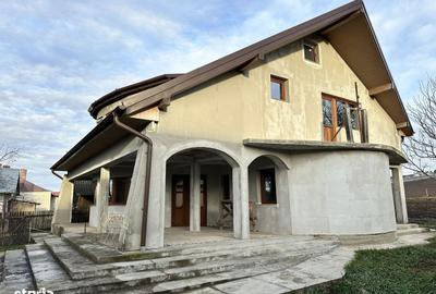 Casă cu 4 camere cu Teren 2300 Mp în Central