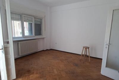 Apartament cu 4 camere semidecomandat în Centrul Istoric