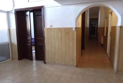 Casă cu 12 camere cu Teren 629 Mp în Tineretului - 25