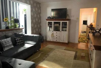 Apartament cu 3 camere semidecomandat în Torontalului