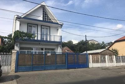 Proprietar, inchiriez apartament cu 3 camere, 2 bai, etaj I vila, str. Victor Hugo - 1