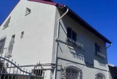 Casă individuală cu 7 camere cu Canalizare în Cotroceni - 1