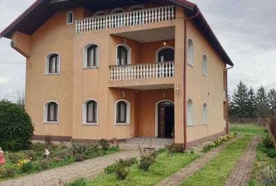 Casă cu 4 camere decomandat în Central - 8