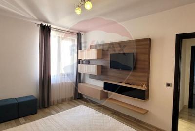 Apartament cu 3 camere semidecomandat, mobilat în Tractorul - 4