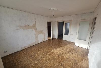 Apartament cu 3 camere semidecomandat în Micro I - 2