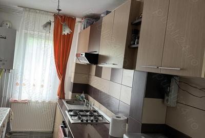 Apartament cu 3 camere semidecomandat în Micro 15