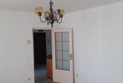 Apartament cu 3 camere decomandat în Împăratul Traian