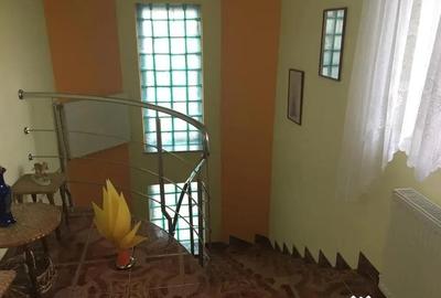 Casă cu 6 camere cu Teren 2000 Mp în Bucium