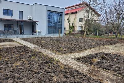 Casă cu 4 camere cu Teren 1000 Mp în Central - 2