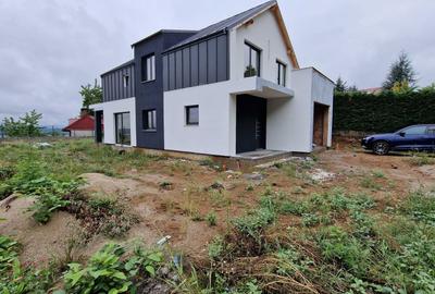 Casă cu 4 camere cu Canalizare în Exterior Vest - 1