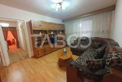 Apartament cu 3 camere semidecomandat, mobilat în Est
