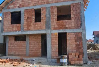 PROPRIETAR vand case individuale la rosu in Oradea! - 3