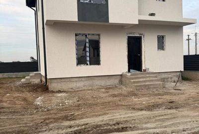 Casă cu 5 camere cu Teren 532 Mp în Central - 1