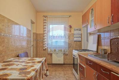 Apartament cu 4 camere decomandat, mobilat în Florilor