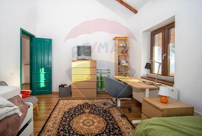 Casă cu 7 camere cu Teren 835 Mp în Central - 10