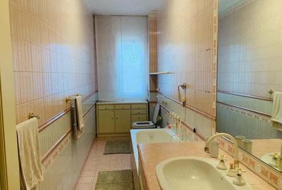 Garsonieră în Titan - 2