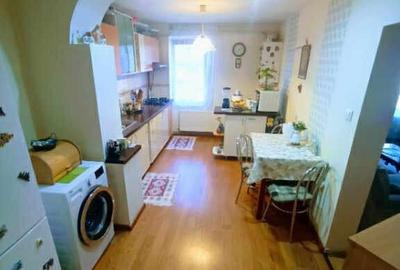 Apartament cu 3 camere decomandat în Tractorul - 3