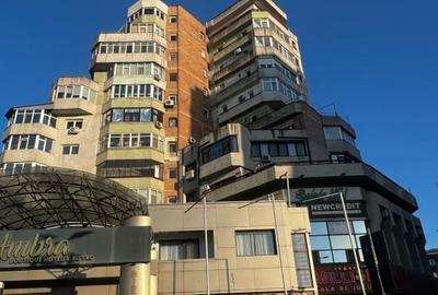 Apartament cu 5 camere decomandat în Casa de Cultură