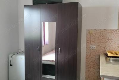 Inchiriez camera la curte - 1