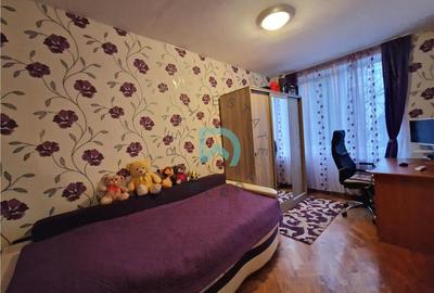 Apartament cu 3 camere semidecomandat în Tractorul - 3