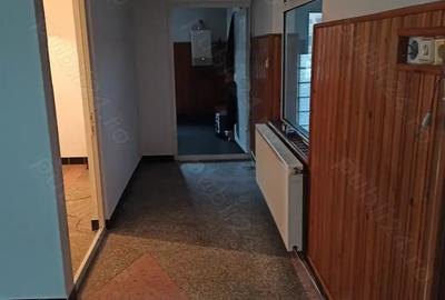 Ofer spre inchiriere un etaj de vila zona Dacia, Cta