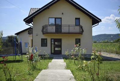 Casă cu 4 camere cu Teren 600 Mp în Central - 1