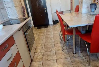 Apartament cu 3 camere semidecomandat în Rogerius