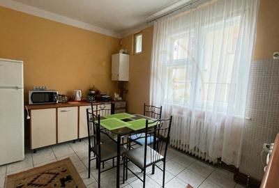 De Vanzare apartament in casa, Central - 4