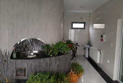 Casă cu 6 camere cu Teren 3500 Mp în Cireșu - 3