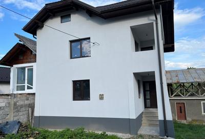 Casă cu 6 camere cu Teren 678 Mp în Central