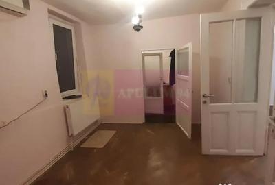 Casă cu 2 camere cu Canalizare în P-ța Romană - 9
