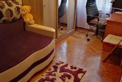 Apartament cu 3 camere semidecomandat în Tractorul