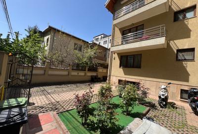 Casă cu 8 camere în Militari