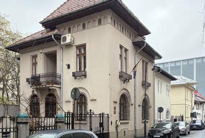 Casă individuală cu 8 camere cu Canalizare în Capitale
