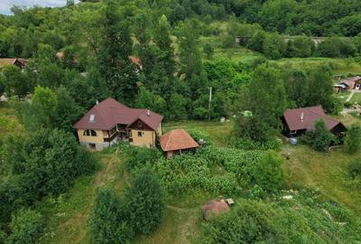 Casă cu 4 camere în Băița