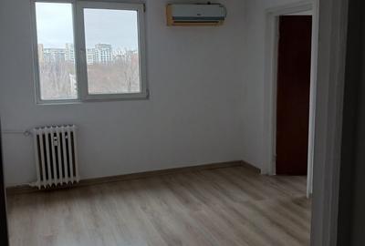 Piata Moghioros, vis a vis de Parc Drumul Taberei, Patinoar - 1