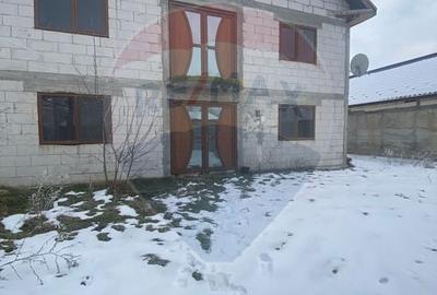 Casă cu 4 camere cu Teren 400 Mp în Beiu - 2