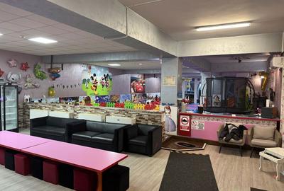 Spațiu comercial, de 1,400 mp, în Central - 3