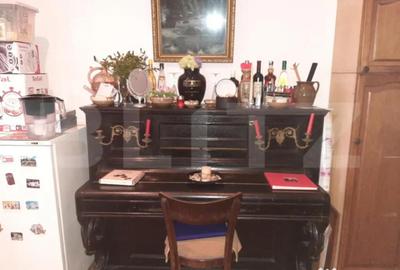 Casă cu 10 camere cu Teren 355 Mp în Democrației - 11