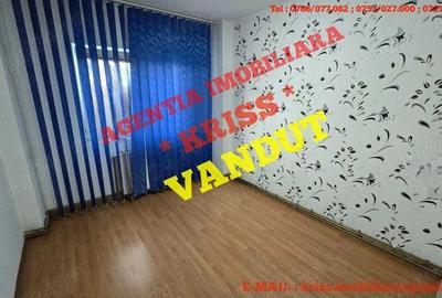 Apartament cu 4 camere decomandat în Găvana - 12