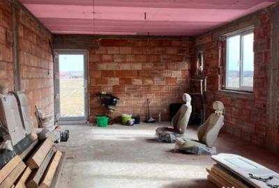 Casă cu 5 camere cu Teren 3100 Mp în Măneuți - 1