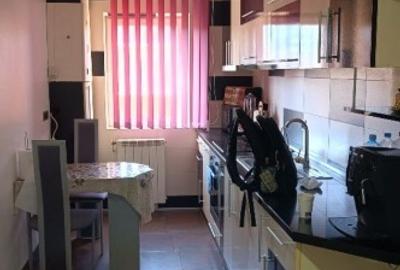 Apartament cu 3 camere decomandat în Tractorul - 3