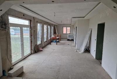 Casă cu Teren 18000 Mp în Central - 2