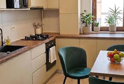 Apartament cu 3 camere decomandat în Sisești