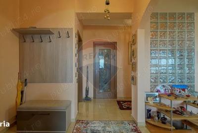 Apartament cu 3 camere decomandat, mobilat în Tractorul - 6