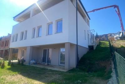 Casă individuală cu 4 camere cu Canalizare în Florești