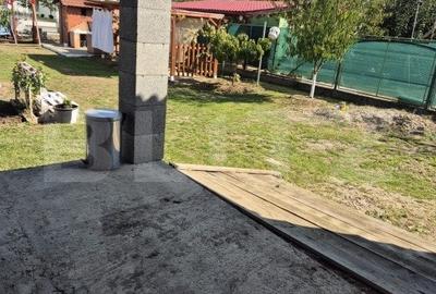 Casa in rosu cu 1500 mp teren