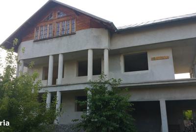 Casă cu 10 camere cu Canalizare în Central - 3