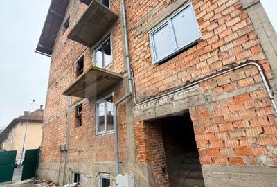 Apartament cu 3 camere decomandat în Tractorul - 3