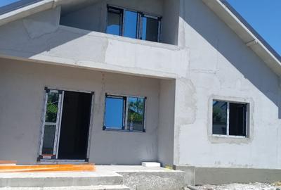 Casă cu 5 camere cu Teren 200 Mp în Lumina - 1